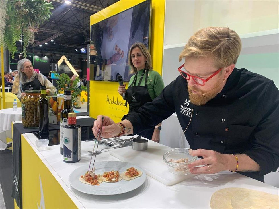 El encargado de la elaboración de los platos que se han degustado en el expositor de la Diputación de Sevilla en Fitur ha sido el chef y comunicador Daniel del Toro.