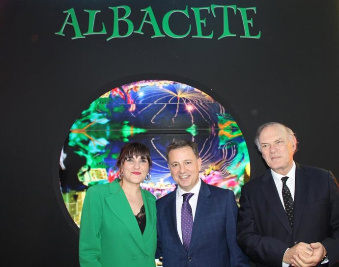 El alcalde de Albacete, Manuel Serrano, junto a Rozalén y Pedro Piqueras en Fitur 2024.