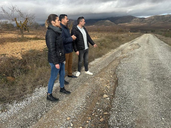 El parlamentario autonómico por el PSOE de Almería Mateo Javier Hernández visita un camino rural en Chirivel.