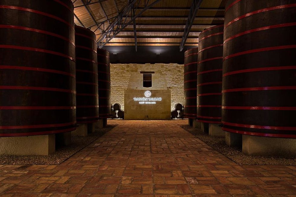 Interior de bodega Ramón Bilbao