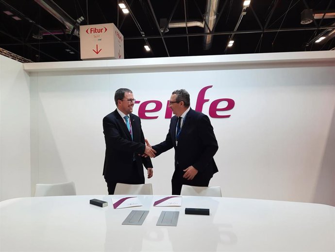 El presidente de Renfe, Raül Blanco Díaz, y por el presidente de la Diputación de Alicante, Toni Pérez