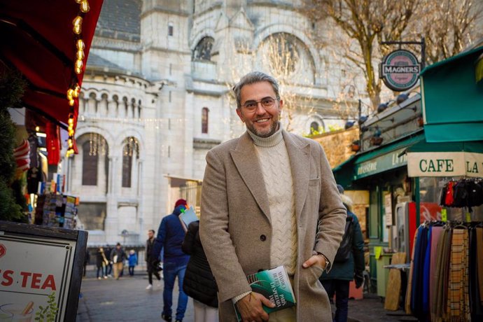 El escritor y exministro de Cultura Máximo Huerta con su nuevo libro 'París despertaba tarde' en París, Francia