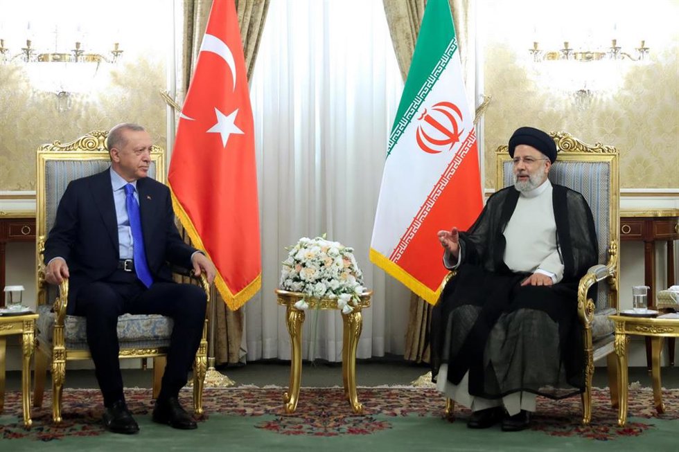 Archivo - Recep Tayyip Erdogan y Ebrahim Raisi, presidente de Turquía e Irán, respectivamente.