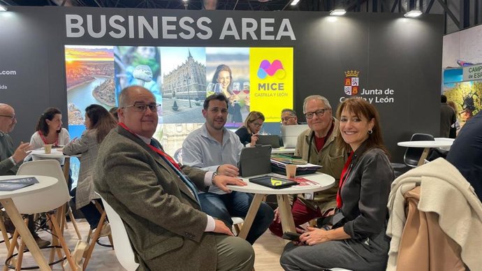 El vicepresidente de la Diputación de Zamora, Víctor López, y el concejal de Turismo de Zamora, Christoph Strieder, en Fitur.