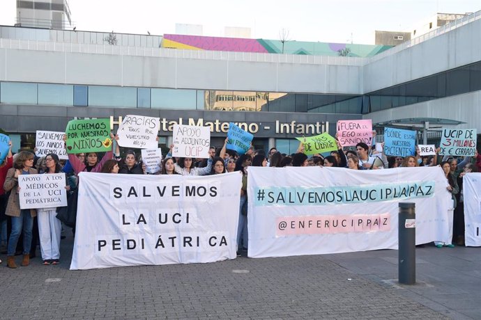 Decenas de personas durante una concentración para reclamar una solución para la UCI Pediátrica de La Paz