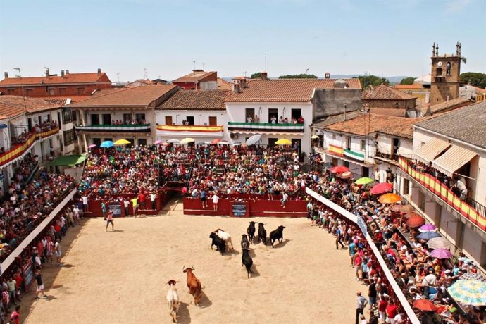 Archivo - Festejos taurinos en las Fiestas de San Buenaventura en Moraleja (Cáceres).