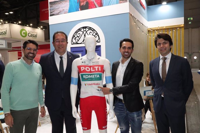 Los hermanos Fran y Alberto Contador, junto al embajador de Malta en España, Daniel Azzopardi, en el stand en Fitur 2024 de Malta, cuya marca 'VisitMalta' es patrocinadora del equipo Polti-Kometa de la Fundación Contador.