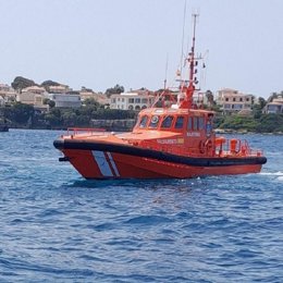 Salvamento Marítimo evacúa para atención sanitaria en Mahón al tripulante de una embarcación.
