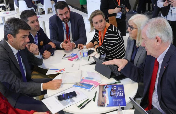 El president de la Generalitat, Carlos Mazón, ha mantenido hoy un encuentro de trabajo con representantes de la aerolínea inglesa  Jet2 y el turoperador Jet2holidays con el fin de reforzar el turismo británico en la Comunitat