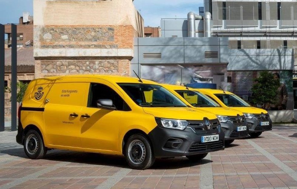 Archivo - Furgonetas eléctricas de Correos.