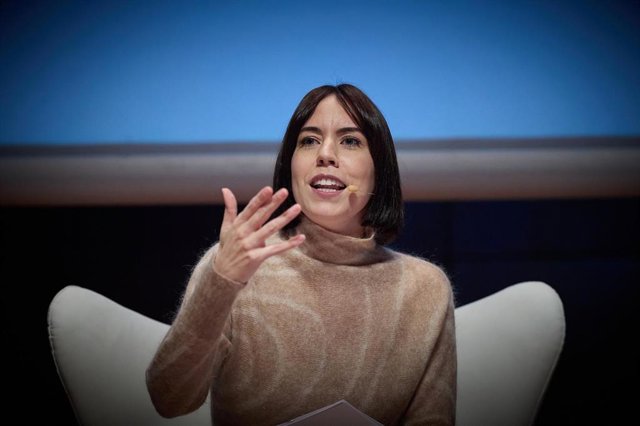 La ministra de Ciencia, Innovación y Universidades, Diana Morant (c), durante su visita a la 44ª edición de la Feria Internacional del Turismo, Fitur 2024, en IFEMA Madrid, a 24 de enero de 2024, en Madrid, (España).