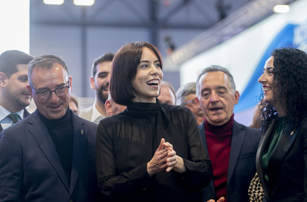 La ministra de Ciencia, Innovación y Universidades, Diana Morant (c), durante su visita a la 44 edición de la Feria Internacional del Turismo, Fitur 2024, en IFEMA Madrid, a 24 de enero de 2024, en Madrid, (España).