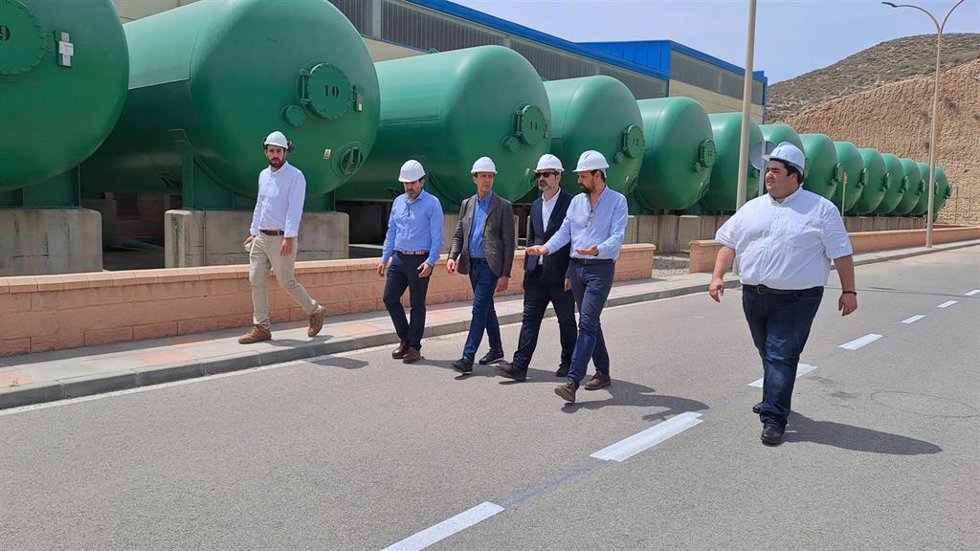 Archivo - El subdelegado de Gobierno durante una visita a la desaladora de Carboneras (Almería).