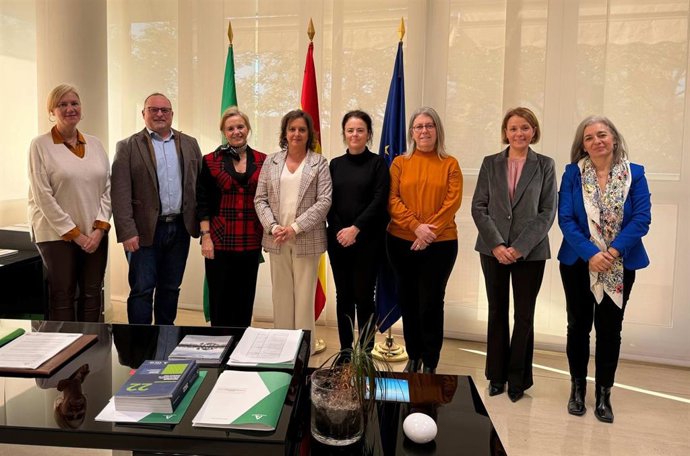 La consejera de Salud y Consumo, Catalina García, se reúne con el Colegio Profesional de Podólogos de Andalucía