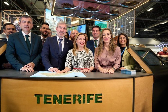 El vicepresidente del Gobierno de Canarias, Manuel Domínguez, el presidente, Fernando Clavijo, la presidenta del Cabildo de Tenerife, Rosa Dávila y la consejera de Turismo, Jessica De León, en el stand de Tenerife en Fitur