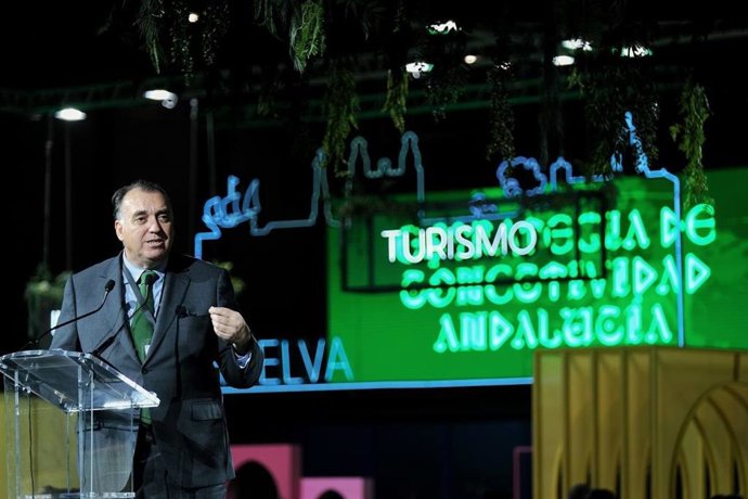 El consejero de Turismo, Cultura y Deporte, Arturo Bernal, presenta en la Feria Internacional de Turismo (Fitur) de Madrid el Plan de Conectividad andaluz 2023-2025