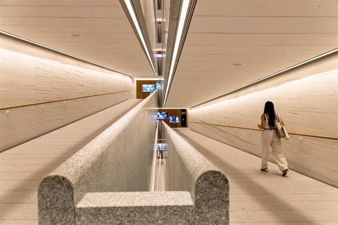 Archivo - Una mujer en uno de los pasillos de la Galería de las Colecciones Reales