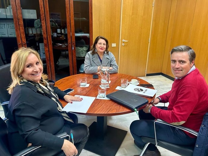 Reunión entre la consejera de Agricultura, Pesca, Agua y Desarrollo Rural, Carmen Crespo, y el secretario general de la Unión de Pequeños Agricultores y Ganaderos de Andalucía (UPA Andalucía), Cristóbal Cano