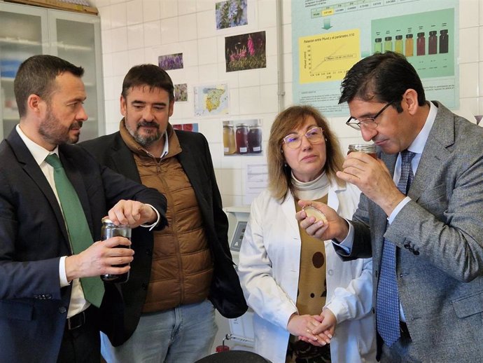 El vicepresidente segundo del Gobierno de Castilla- La Mancha, José Manuel Caballero, visita el Centro de Investigación Apícola y Agroambiental de Marchamalo.