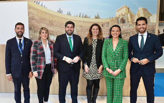 Juan Francisco Martínez Carrasco, director general del Instituto de Turismo de la Región de Murcia; Noelia Arroyo, alcaldesa de Cartagena; Fernando López Miras, presidente de la Región de Murcia; María Ritter, directora de Guía Repsol