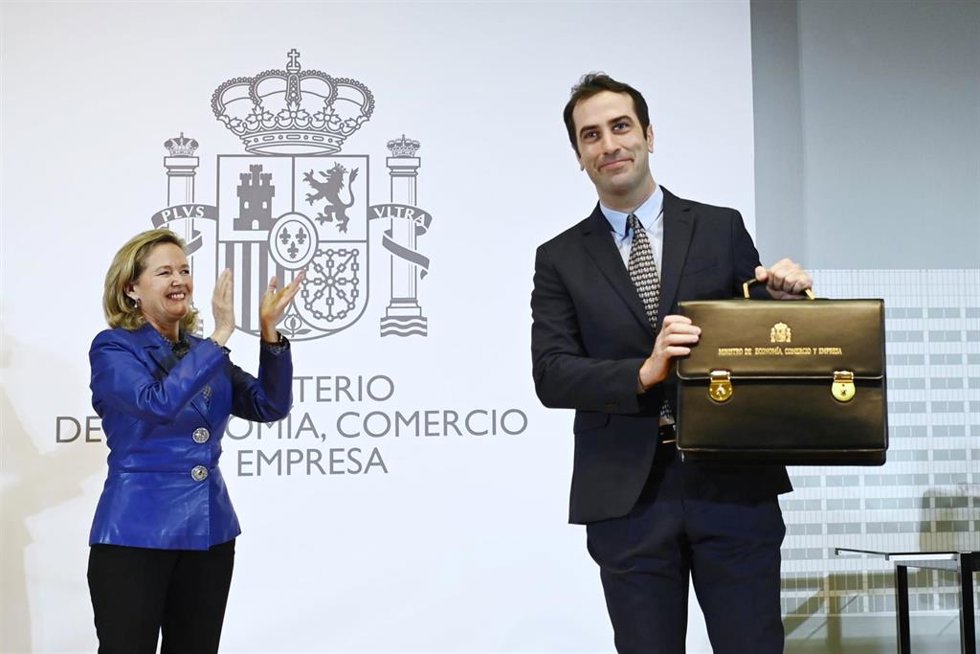 La exministra de Economía, Comercio y Empresa, Nadia Calviño, traspasa la cartera de Economía, Comercio y Empresa al nuevo ministro de Economía, Comercio y Empresa, Carlos Cuerpo, en el Ministerio de Economía, Comercio y Empresa, a 29 de diciembre de 20
