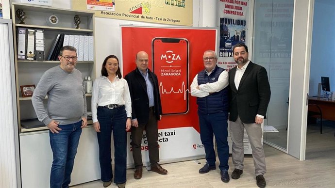 Los diputados del grupo parlamentario VOX en las Cortes de Aragón, Santiago Morón, David Arranz y Carmen Rouco, han mantenido un nuevo encuentro con representantes de la Asociación Autotaxi de Zaragoza