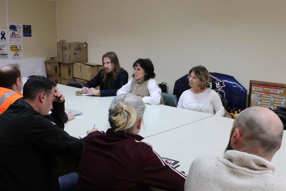 La candidata de Podemos a la Xunta, Isabel Faraldo, y el portavoz del partido, Pablo Fernández, se reúnen con el comité de empresa de Alcoa San Cibrao.