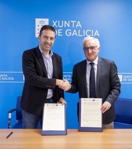 El conselleiro do Mar, Alfonso Villares, frma un convenio de colaboración con elo presidente de la Organización Interprofesional Pesquera (Interfish),  Juan Carlos Martín Fragueiro.