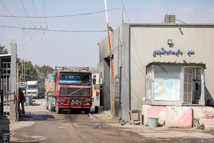Archivo - May 29, 2023, Gaza city, Gaza Strip, Palestinian Territory: Palestinian trucks arrive at the Kerem Shalom border crossing in Rafah in the southern of Gaza strip on May 30, 2023