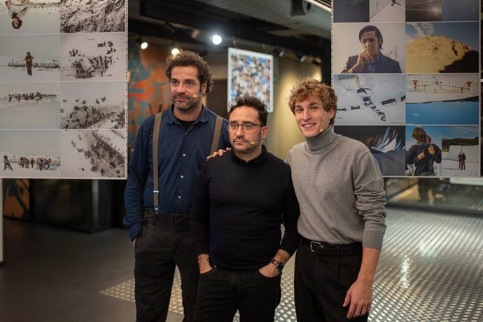 Bayona, Vives i Vaca presenten a Barcelona el llibre de fotos del rodatge de 'La societat de la neu'