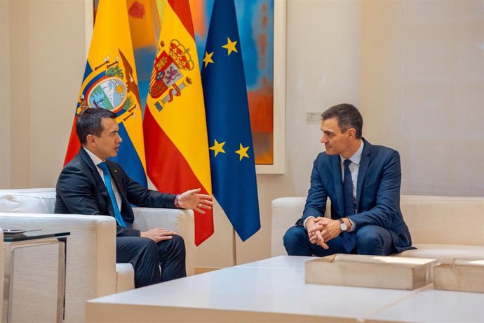 El presidente de la República de Ecuador, Daniel Noboa Azín (i) y el presidente del gobierno, Pedro Sánchez (d), durante el encuentro que han mantenido, en el Palacio de la Moncloa, a 24 de enero de 2024, en Madrid (España). 