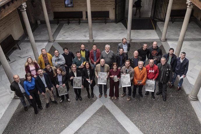 El diputado de Deportes, Óscar Moral, con organizadores y alcaldes de los municipios participantes en los Circuitos