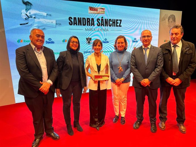 Sandra Sánchez recibe el reconocimiento.