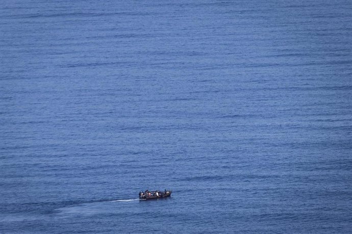 Archivo - Arcivo - Embaración con migrantes a bordo frente a la isla de Lampedusa, en Italia