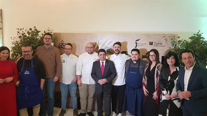 El presidente de la Diputación Provincial de Jaén, Paco Reyes, con los cinco chefs de los restaurantes jiennenses que cuentan en su palmarés con una estrella Michelín