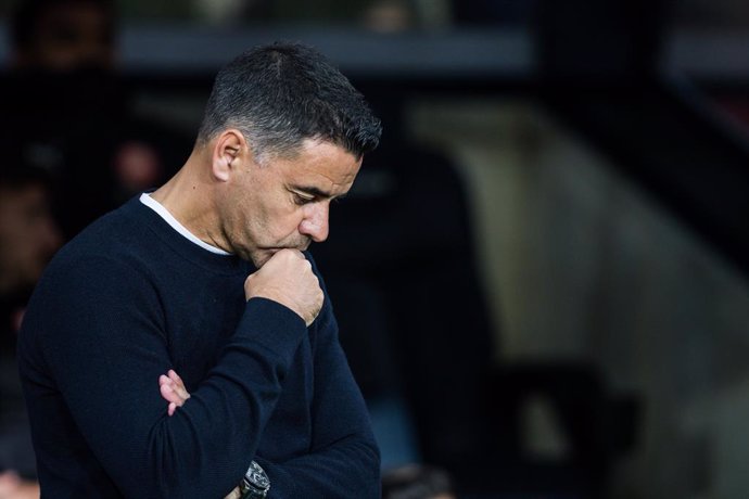 Archivo - Miguel A. Sanchez, Head coach of Girona FC looks on during the Spanish league, La Liga EA Sports, football match played between FC Barcelona and Girona FC at Estadi Olimpic de Montjuic on December 10, 2023 in Barcelona, Spain.