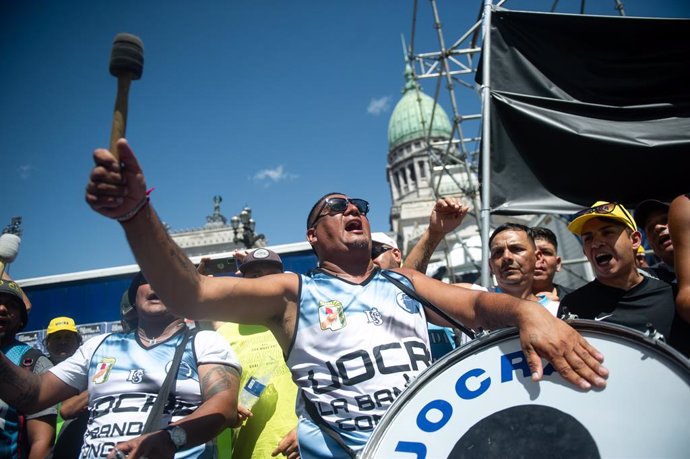 24 January 2024, Argentina, Buenos Aires: Members of the construction sector union UOCRA chant slogans against the labor reforms of President Javier Milei's ultra-liberal government in front of Congress, as part of a general strike called by Trade union