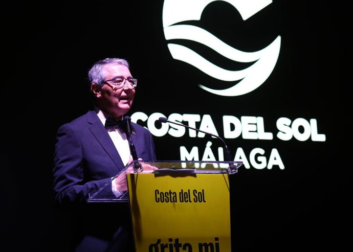 El presidente de la Diputación de Málaga y de Turismo Costa del Sol, Francisco Salado, interviene durante la gala de presentación de la campaña 'Grita mi nombre'.