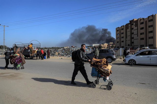 Varias personas abandonan su hogar tras los bombardeos israelíes en la ciudad de Jan Yunis, en el sur de la Franja de Gaza