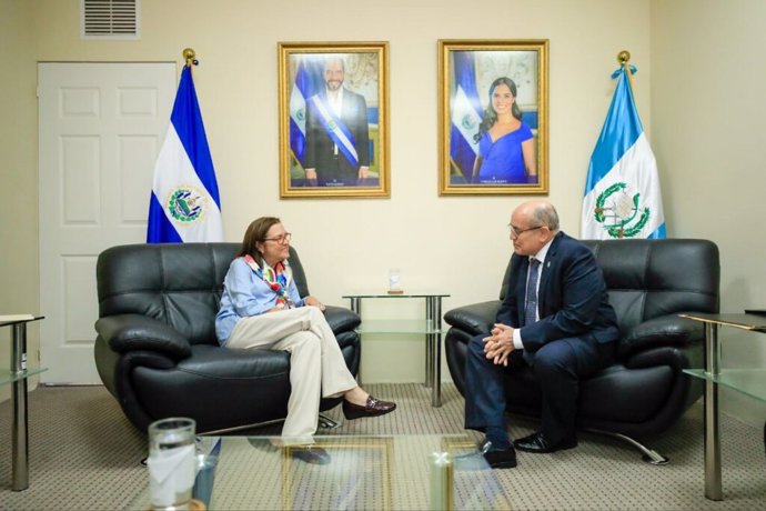 La ministra de Exteriores de El Salvador, Alexandra Hill, recibe al embajador de Guatemala, Rubén Estuardo Nájera