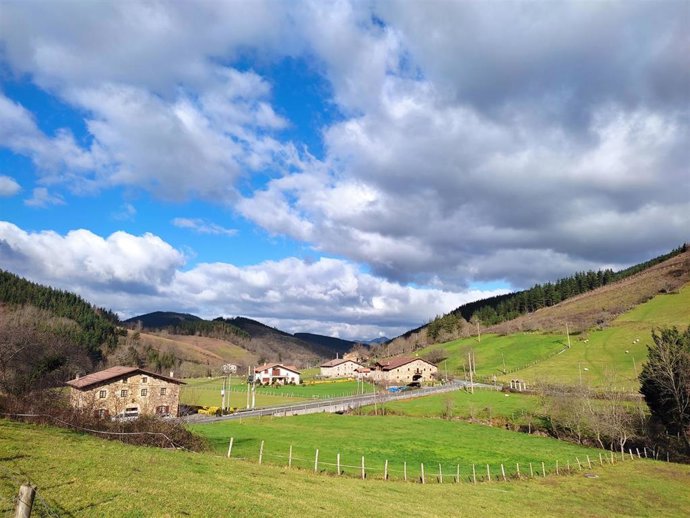 Archivo - Duranguesado (Bizkaia) en una jornada con muchas nubes
