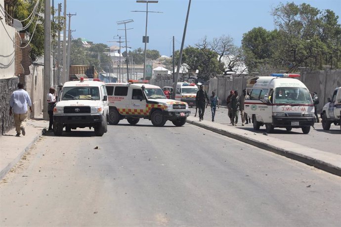 Archivo - Vehículos de la Policía y ambulancias tras un atentado suicida con coche bomba en la capital de Somalia, Mogadiscio (archivo) 