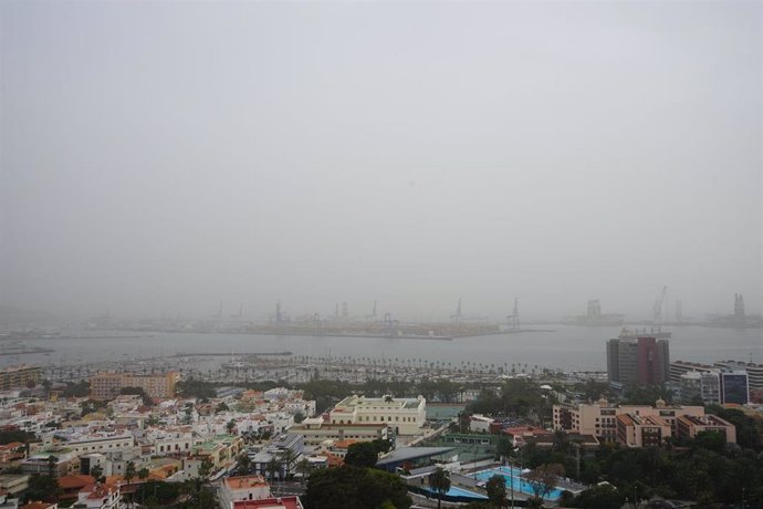 Archivo - La calima visible en el Puerto de Las Palmas de Gran Canaria desde el barrio de Arenales, a 13 de febrero de 2023, en Las Palmas de Gran Canaria, Gran Canaria, Islas Canarias (España). Las islas de la provincia de Las Palmas -Gran Canaria, Lan