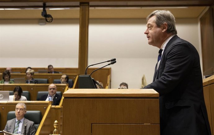 Archivo - El consejero de Cultura y Política Lingüística, Bingen Zupiria,en el pleno