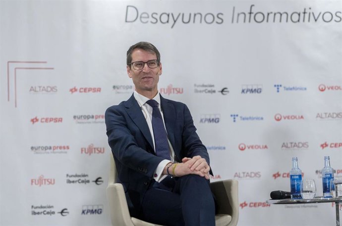 El presidente de La Rioja, Gonzalo Capellán, posa durante un desayuno informativo de Europa Press, en el hotel Hyatt Regency Hesperia, a 25 de enero de 2024, en Madrid (España).