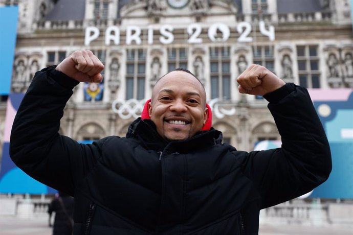 El gimnasta Ray Zapata posa delante del Ayuntamiento de París a menos de seis meses para los Juegos Olímpicos en la capital francesa.