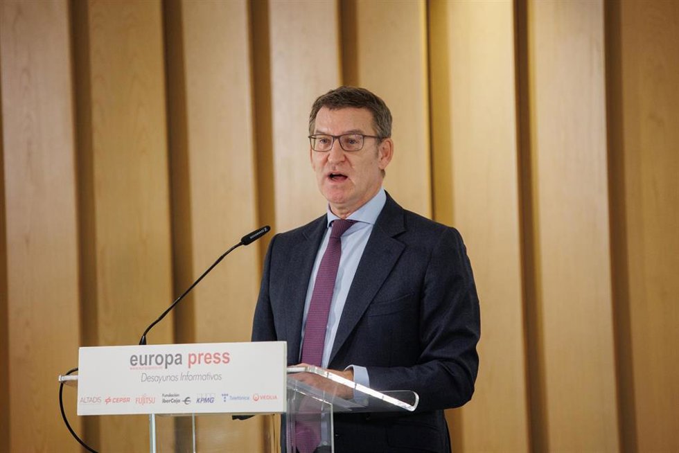El presidente del PP, Alberto Núñez Feijóo, interviene durante un desayuno informativo de Europa Press, en el hotel Hyatt Regency Hesperia, a 25 de enero de 2024, en Madrid (España).