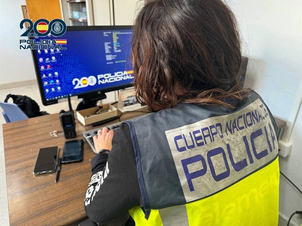 Dos detenidos por cinco robos tras ser sorprendidos forzando la persiana de un comercio en Elche