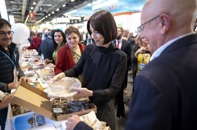 La ministra de Ciencia, Innovación y Universidades, Diana Morant (c), durante su visita a la 44 edición de la Feria Internacional del Turismo, Fitur 2024