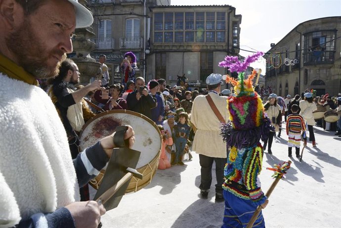 Archivo - Foilóns tocan música en el desfile por las calles en la celebración del Domingo Gordo del Entroido, a 19 de febrero de 2023, en Viana do Bolo, Ourense, Galicia (España). Viana do Bolo celebra hoy el día grande de su Entroido, fiesta declarada 
